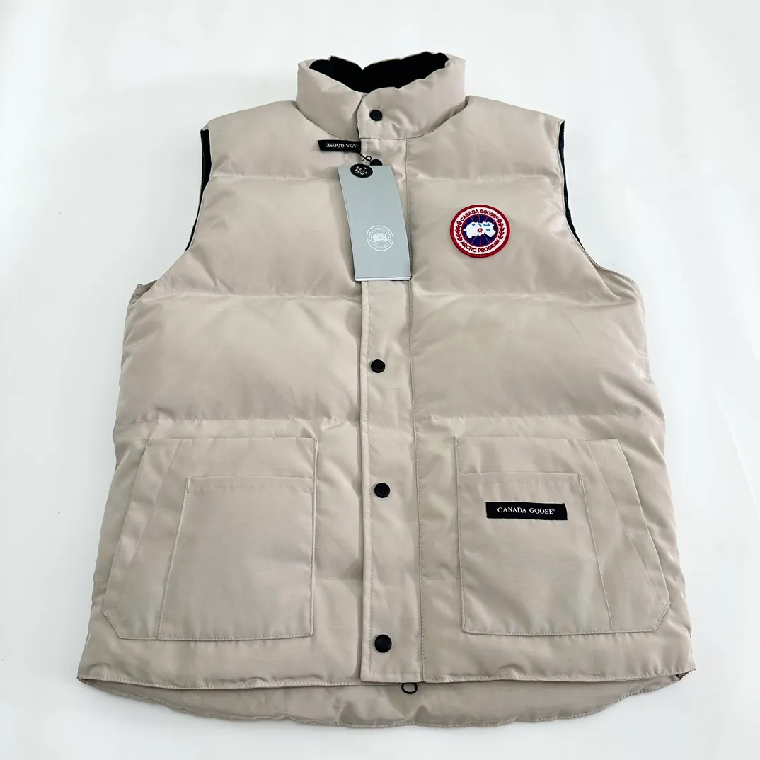 P380 top real shot - model number 119100 Canada Goose has always been recognized as the warmest down jacket. Various Instagram celebrities, Internet celebrities, and celebrities often wear it for street photos. I make Canada Goose every year, but I still can’t get rid of my love for the goose. No matter how cold the days are, there is no need to be afraid because of the care of the goose. The down vest is definitely a concave shape in autumn and winter. It is a trading company order model, exclusively launched! The purchase at the counter is the same as the genuine original clothes. Pay attention to the matching. There is velvet on the back collar, which is more warm. There is a zippered hidden pocket on the inside, and the genuine net pocket is synchronized inside. You need to compare the genuine products at any time. All the accessories are custom-made from the original factory. 1️⃣Fabric: Domestic exclusive Japanese original fabric with characteristics: waterproof, drill-proof, anti-fading, 24-count calendered woolen surface (waterproof level conforms to the ball raincoat level) 2️⃣Down: national standard 80 white duck down Supports identification (many on the market are 50 velvet and recharged in order) with better thermal insulation performance, light and not heavy, and good recovery of fluffiness after compression!  3️⃣Zipper: Original factory customized zipper with clear engraving and perfect texture. Original customized authentic YKK military-grade copper core zipper puller that can withstand hundreds of thousands of pulls. 4️⃣Embroidery: Imported new Behringer embroidery machine customized with 10,000-needle electric embroidery, full/three-dimensional/clear! 5️⃣: 400D high-density count liner fabric in the inner liner completely eliminates the problem of velvet leakage and velvet leakage. In the down woven category, there is no bragging. There is currently almost no one that can do better than us! Make an original product with care, so that every customer has the confidence to introduce it to his customers: This is the top replica version in China. A good product does not need too much soft text to highlight it. Color: Black Gray Off-White Size: S-XXL Size Clothing Length Bust Shoulder Width Recommended Height Recommended Weight S: 70 117 47.5 155-160 100-120 M: 72 121 48.5 160-170120-140 L: 74 125 49.5 165-175,140-160 Warm reminder: The tile measurement is measured manually, and the error of 1-3cm is within the normal range! The customer's suggestion is not used as a reason for return or exchange; #Because everyone's body height is different, the size recommended by customer service is only a slight color difference. Please note that slight color differences in the product are normal and will not be used as a reason for return or exchange. #Due to different monitor display pixels and external factors such as shooting lighting